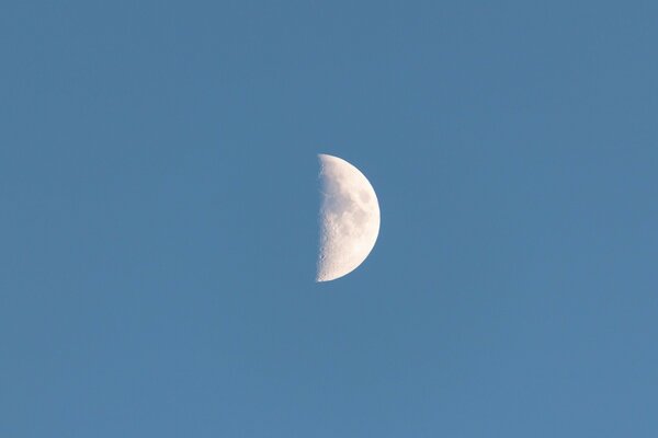 Demi-lune au coucher du soleil ciel sans nuages croissant de lune sort