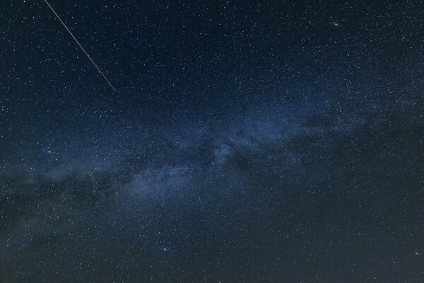 Arte 3D del espacio. El azul de las galaxias y el brillo de las estrellas