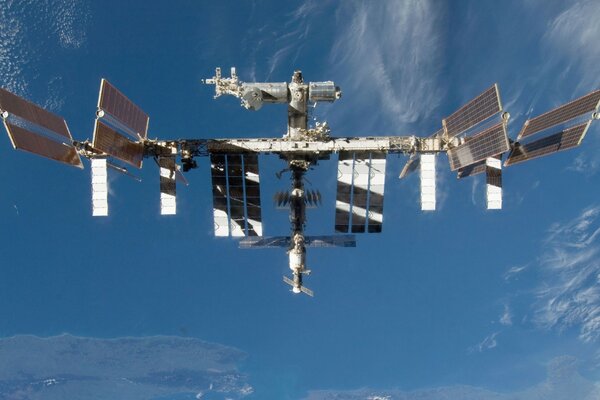 Foto de la ISS en el fondo del cielo espacial