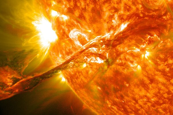 Starke Emissionen von Materie in der Sonne