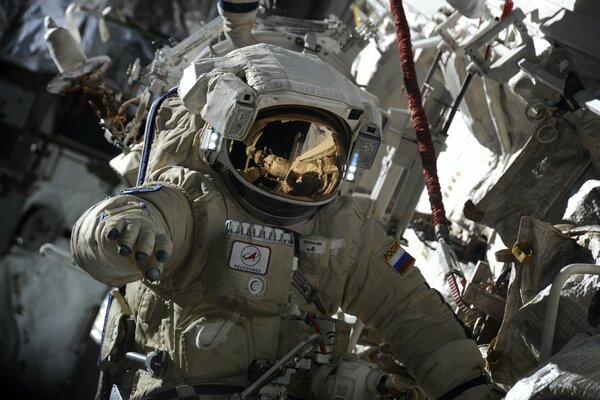 Astronaute russe en combinaison spatiale
