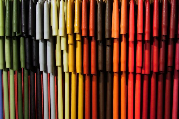 Beaucoup de tubes de différentes couleurs