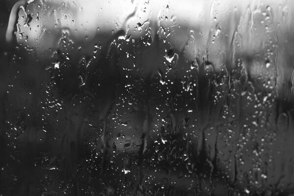 Image noir et blanc, verre dans les gouttes de pluie