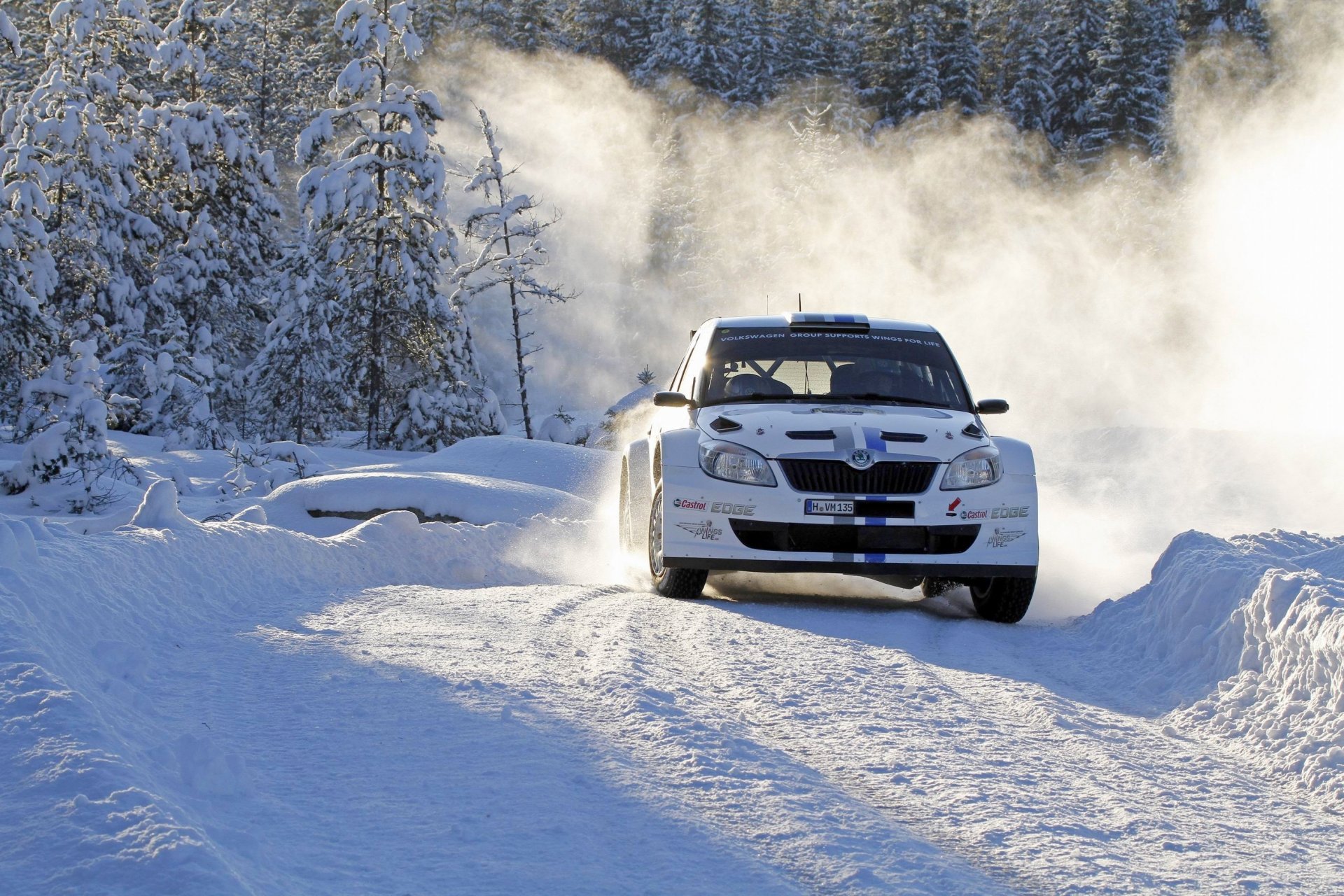 koda fabia rally wrc coche invierno nieve giro día rally deporte skoda