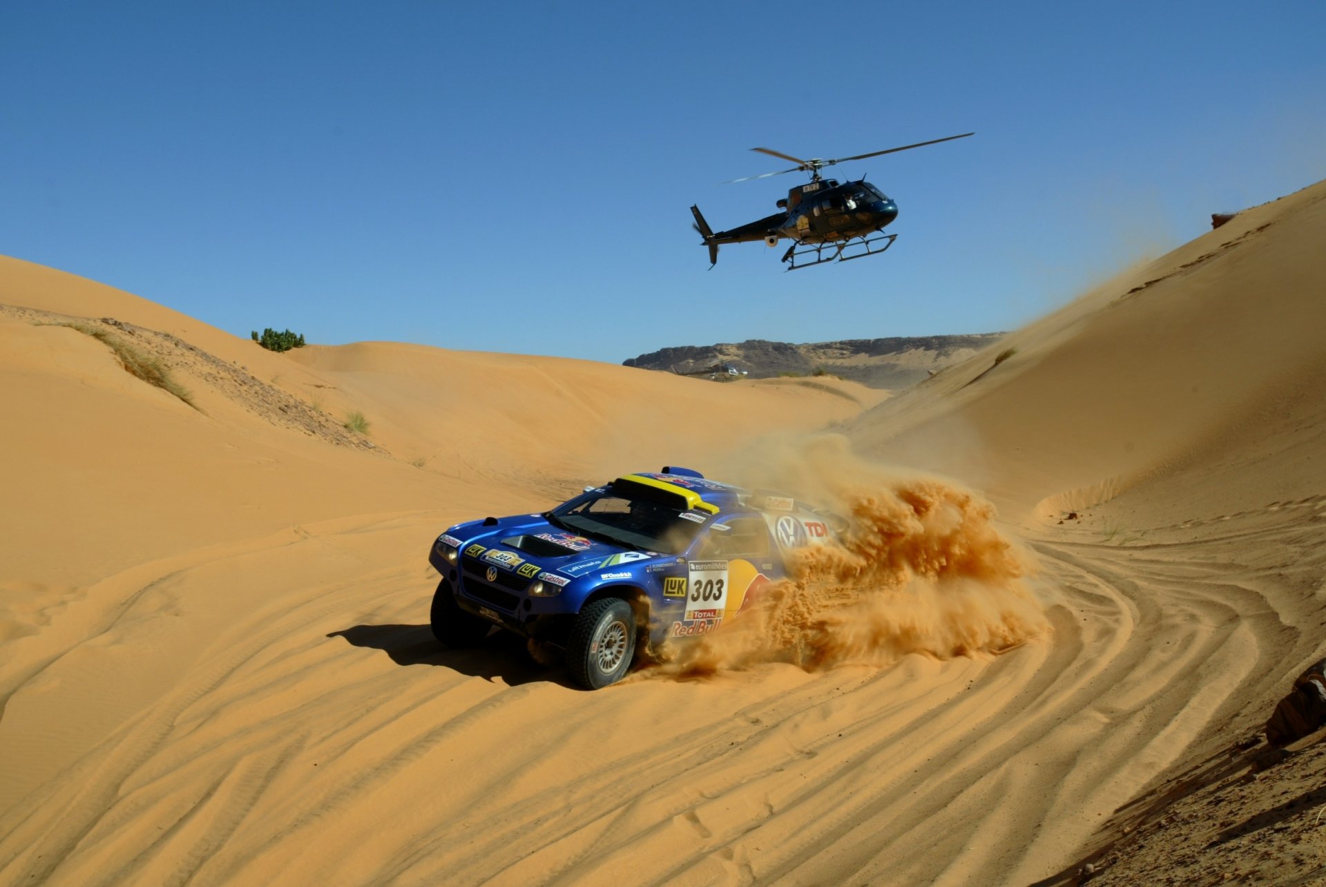 volkswagen touareg suv mer dakar dakar rallye hélicoptère course