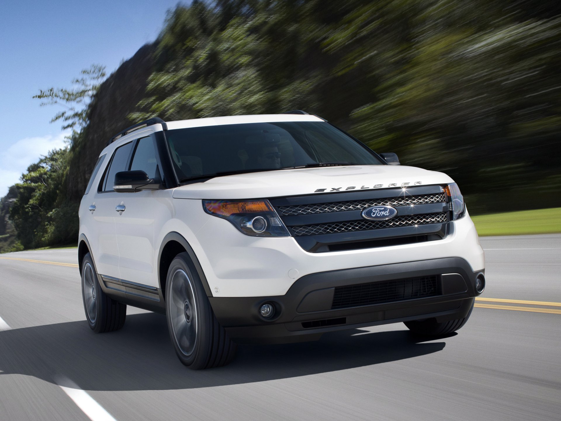 ford forscher sport explorer jeep weiß front straße bäume himmel