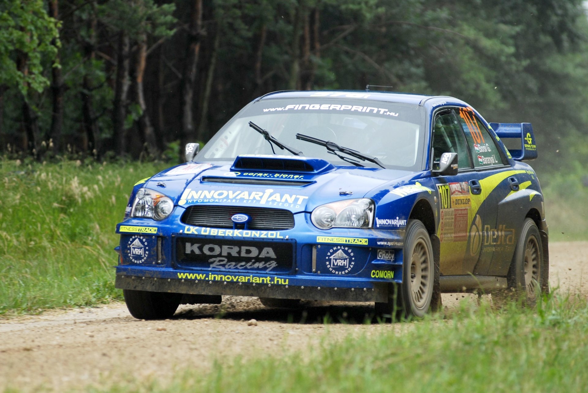 ubaru impreza wrx auto wrc rally deporte en movimiento coche frente bosque rally subaru