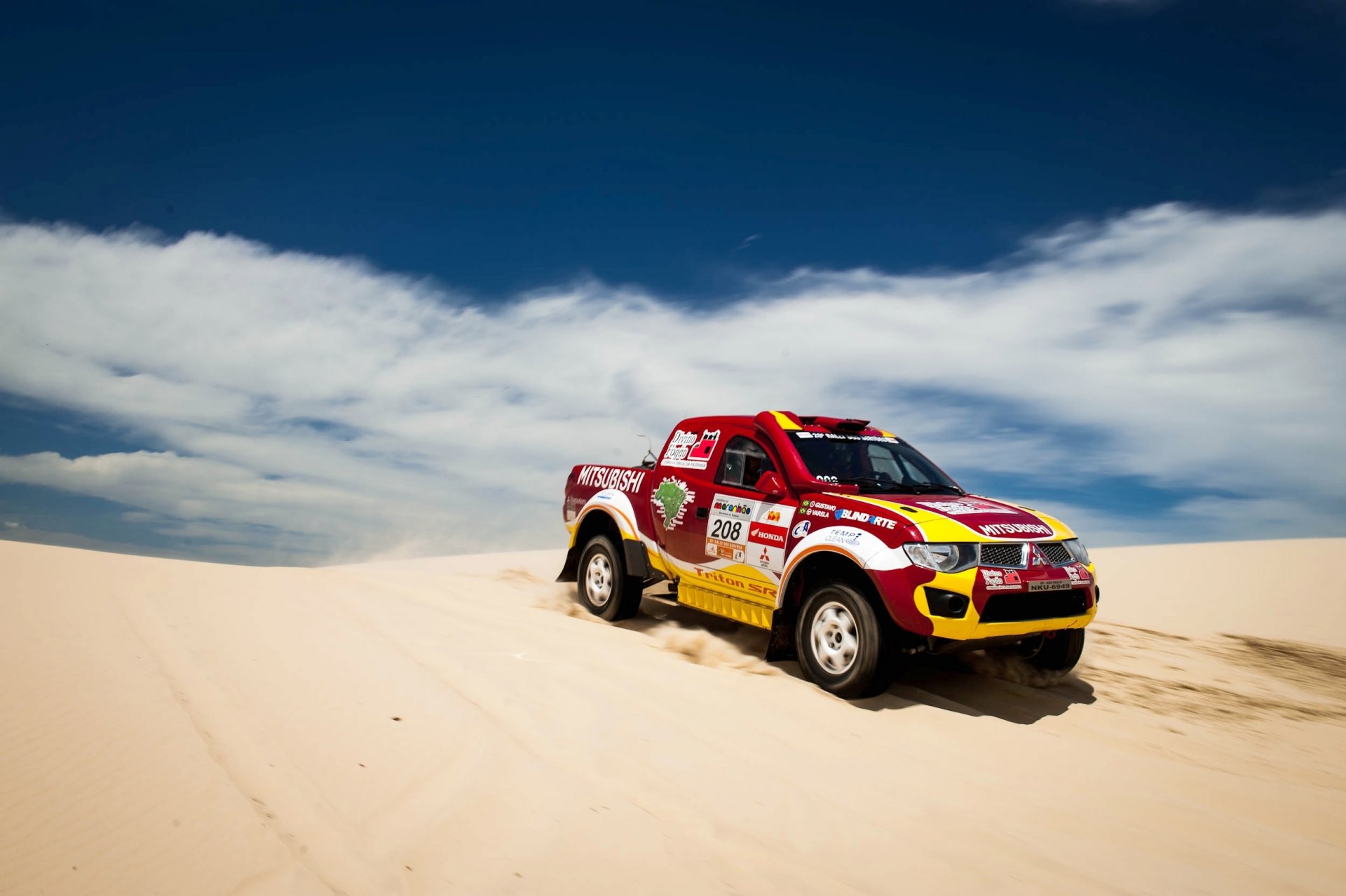 mitsubishi suv duna arena rojo cielo nubes