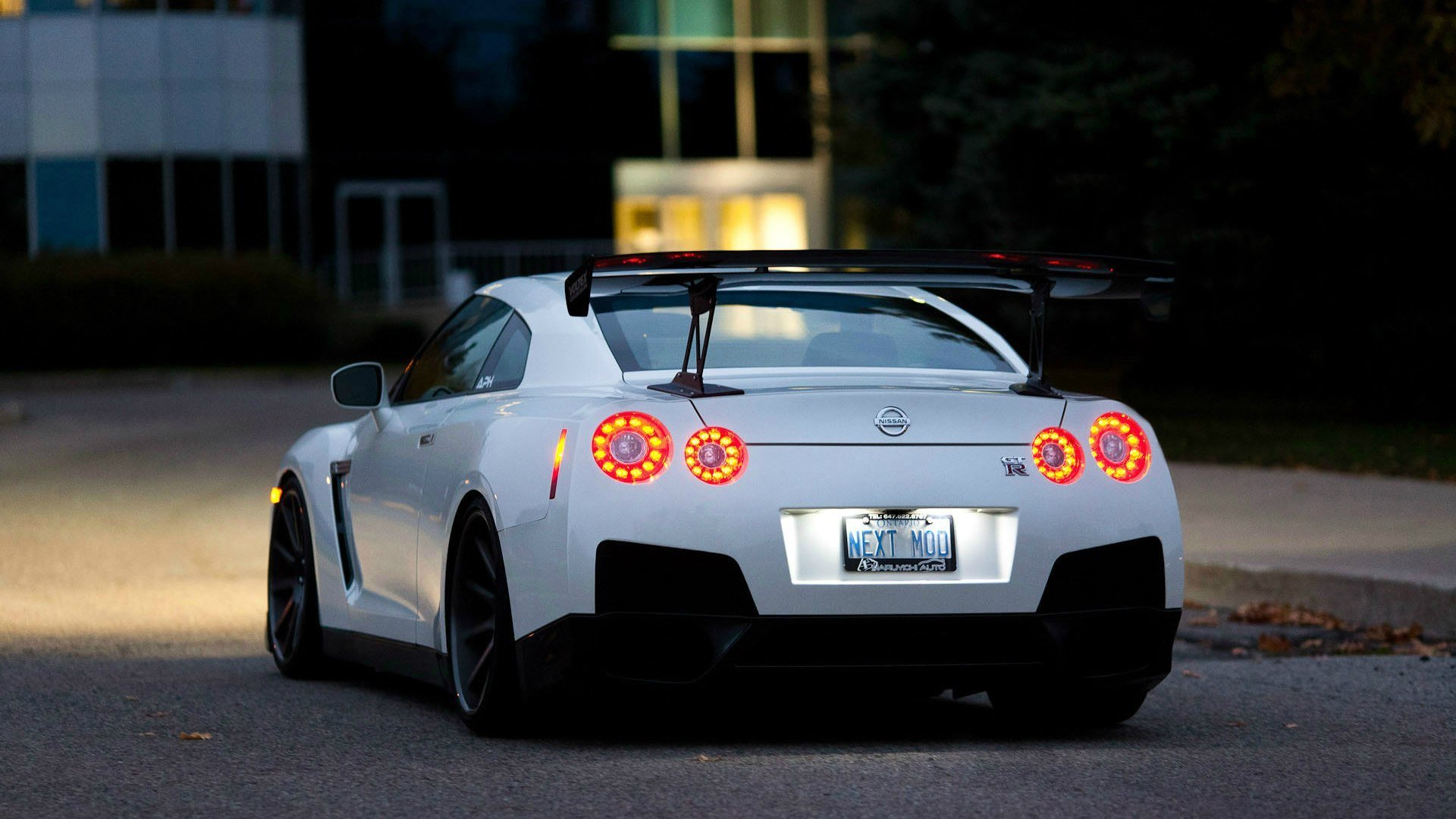 nissan gtr r35 bianco sera luci dei freni