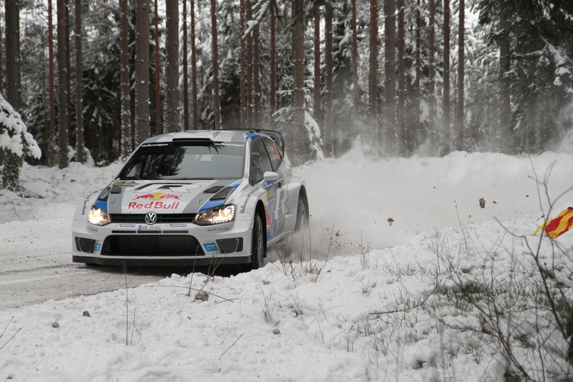 volkswagen polo wrc rallye s. ogier j ingrassia dérapage virage neige forêt