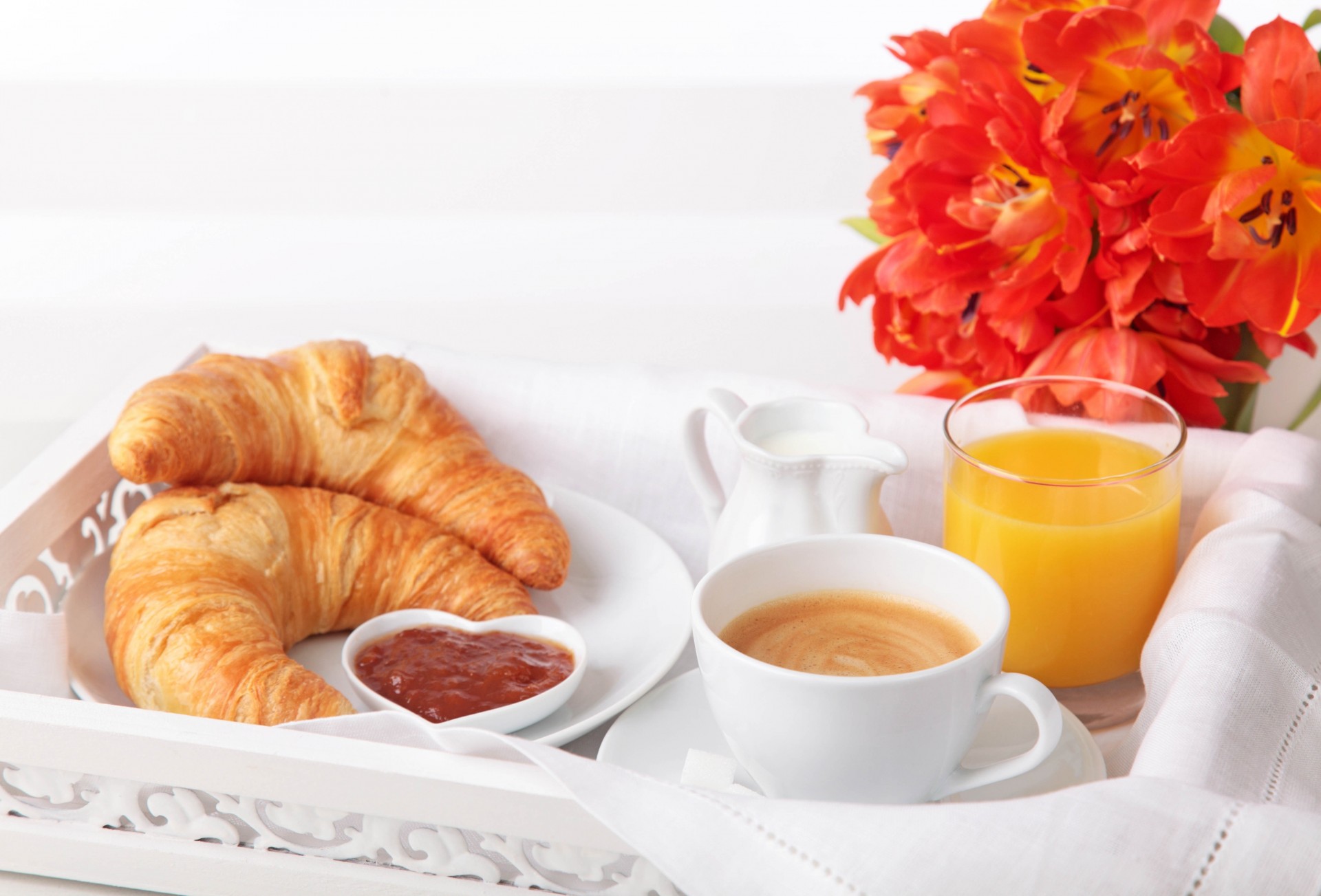 colazione caffè succo di frutta bagel marmellata