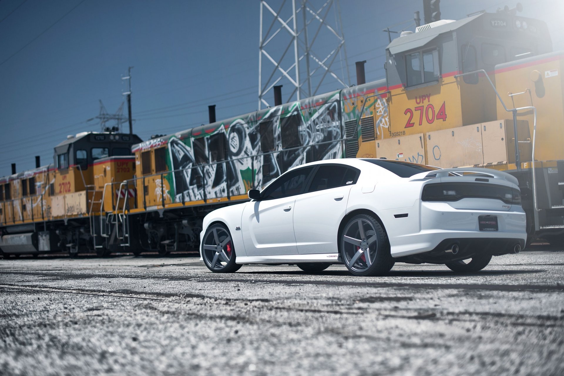 esquivar cargador srt8 blanco ferrocarril graffiti.dodge charger srt vista trasera tren graffiti línea eléctrica soporte de alto voltaje