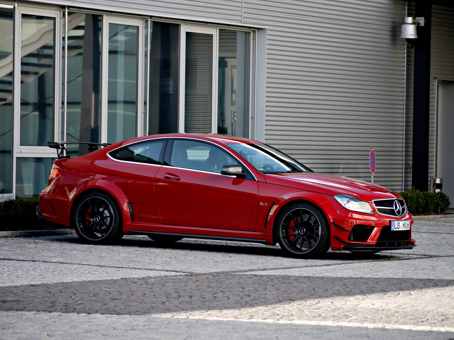 mercedes c63 amg coupé série noire rouge mercedes rouge