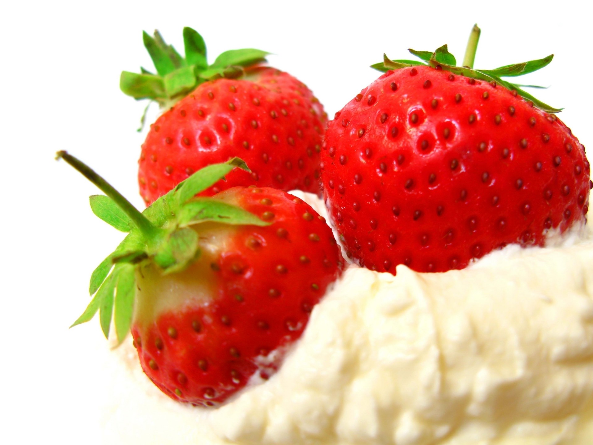 erdbeere drei beeren creme weißer hintergrund schwänze