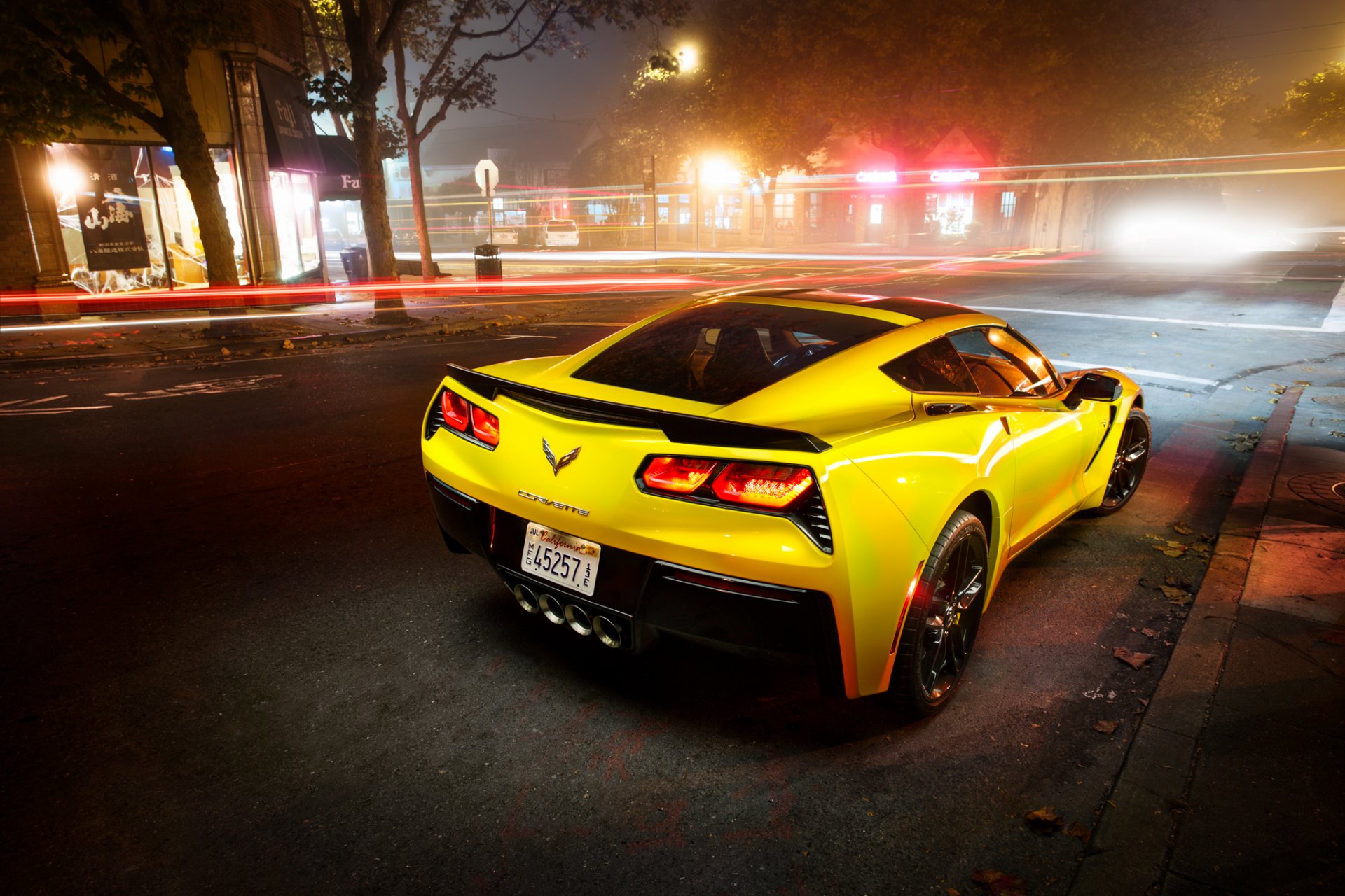 chevrolet corvette stingray coupé c7 vista posteriore città notte luci esposizione