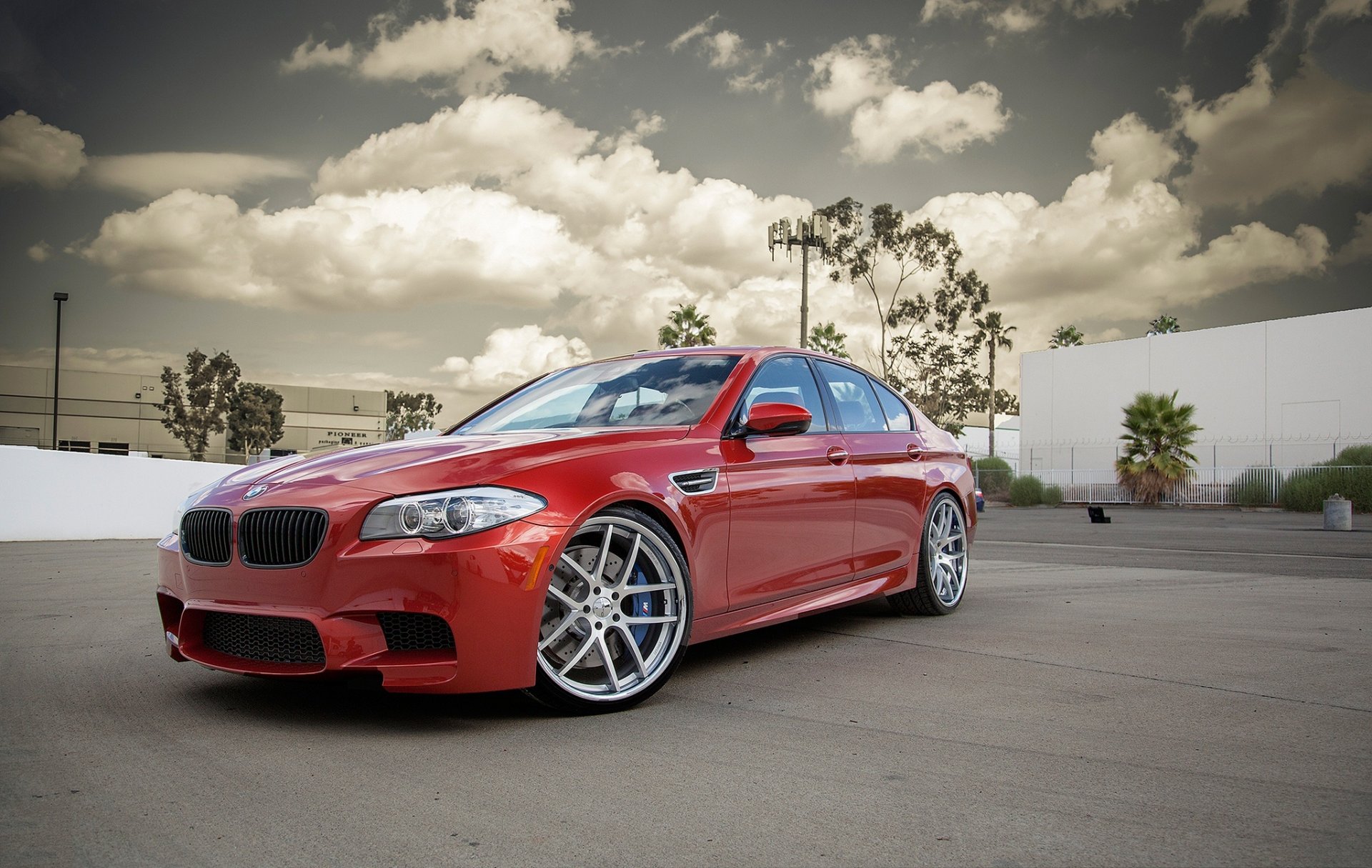 bmw m5 f10 rot bmw rot seitenansicht gebäude bäume himmel wolken