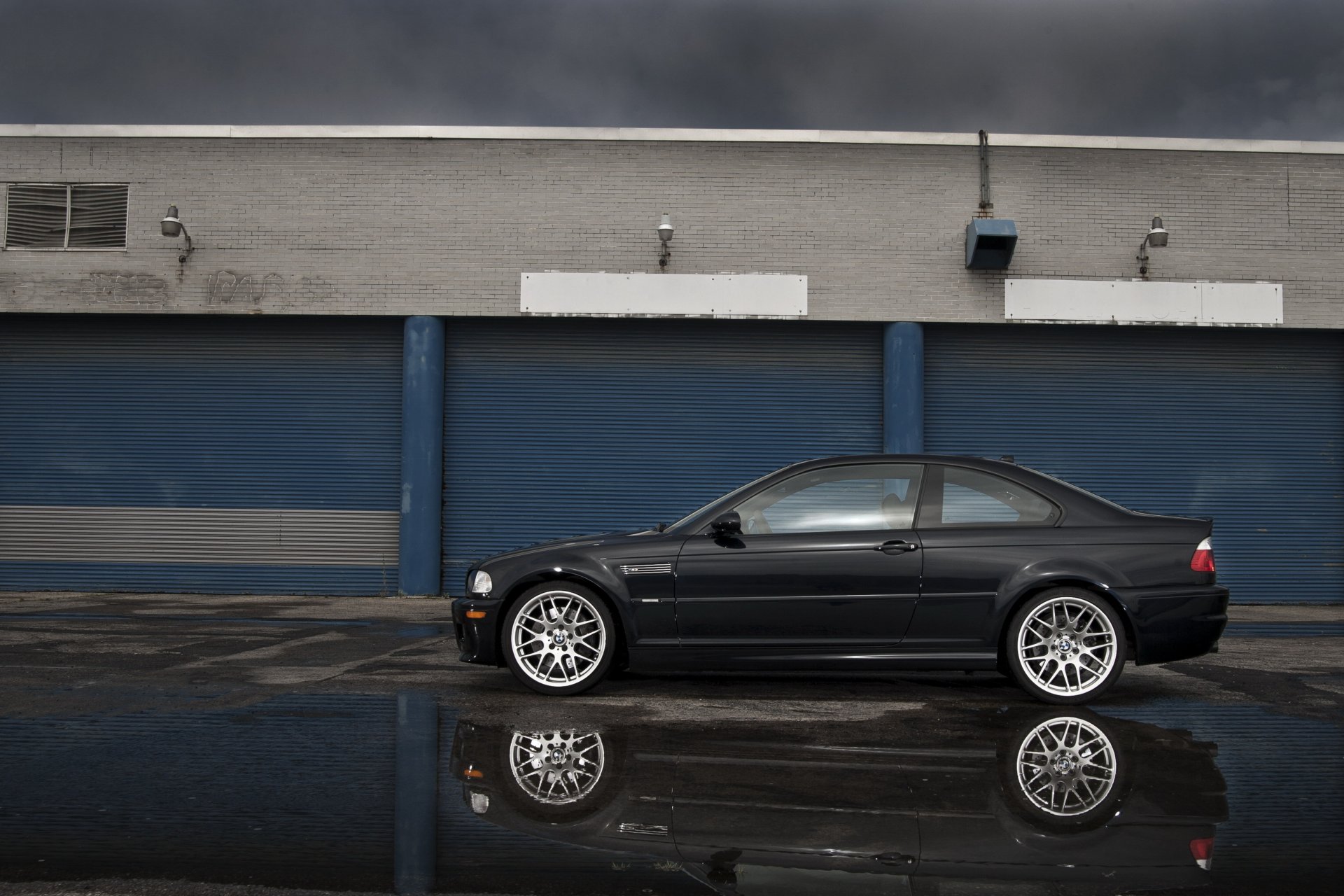 bmw m3 e46 schwarz bmw profil gebäude rollos blau lichter pfütze reflexion