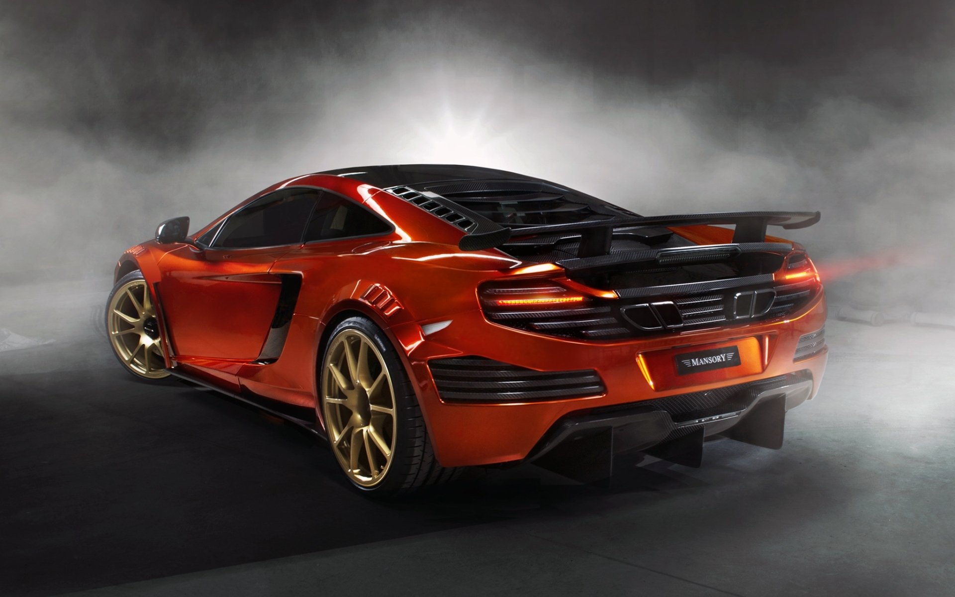 mansory mclaren mp4-12c mclaren supersportwagen orange rückansicht tuning rauch hintergrund