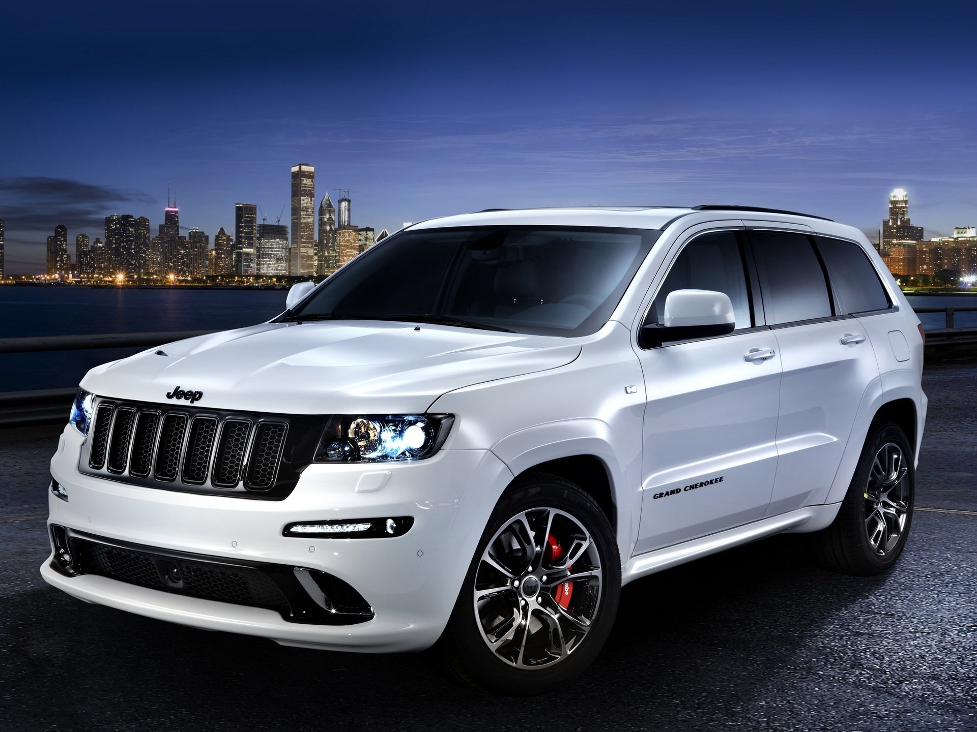 coche papel pintado jeep grand cherokee srt8 edición limitada papel pintado jeep grand cherokee blanco hermoso coche noche ciudad