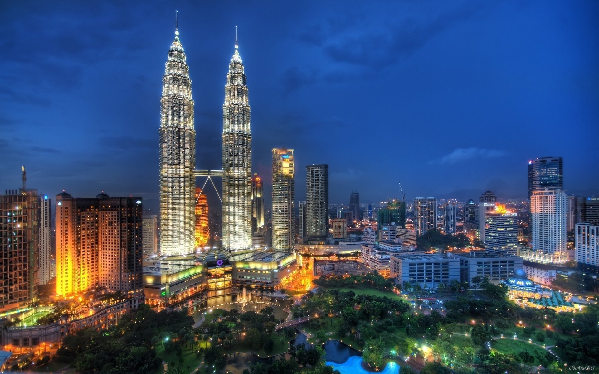 stadt nacht lichter hochhäuser türme malaysia