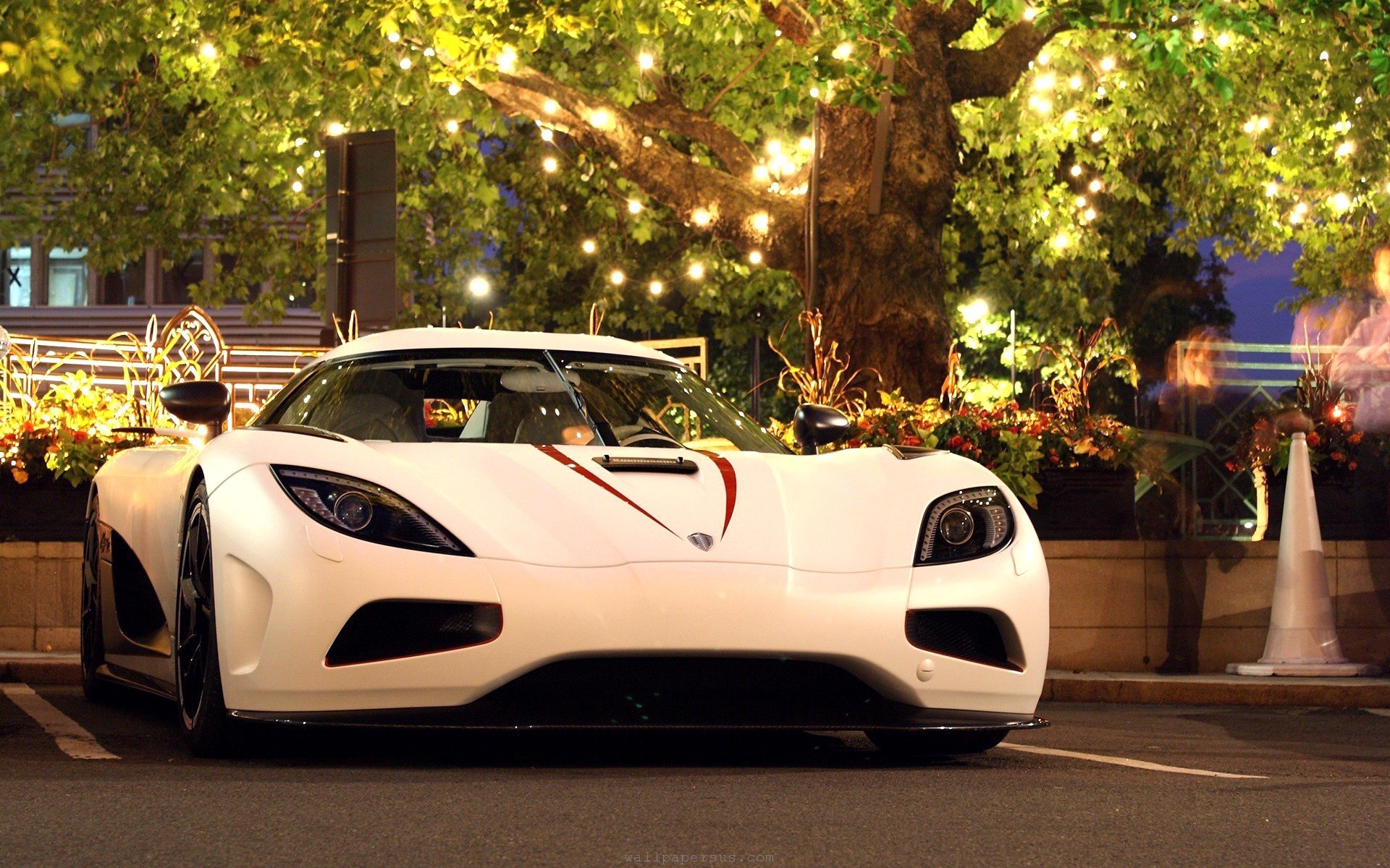 koenigsegg agera r white hypercar tree garland light