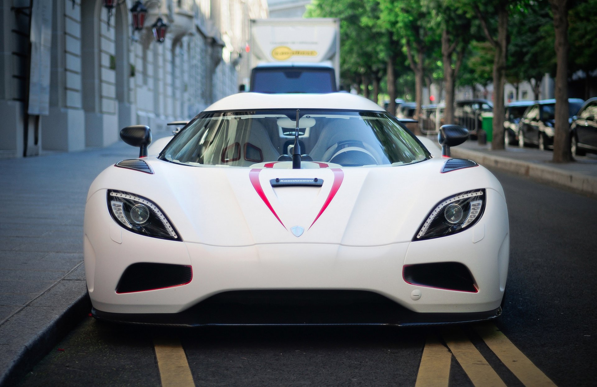 koenigsegg agera r blanco frente superdeportivo árbol calle coches van agera r frente árboles coches furgoneta