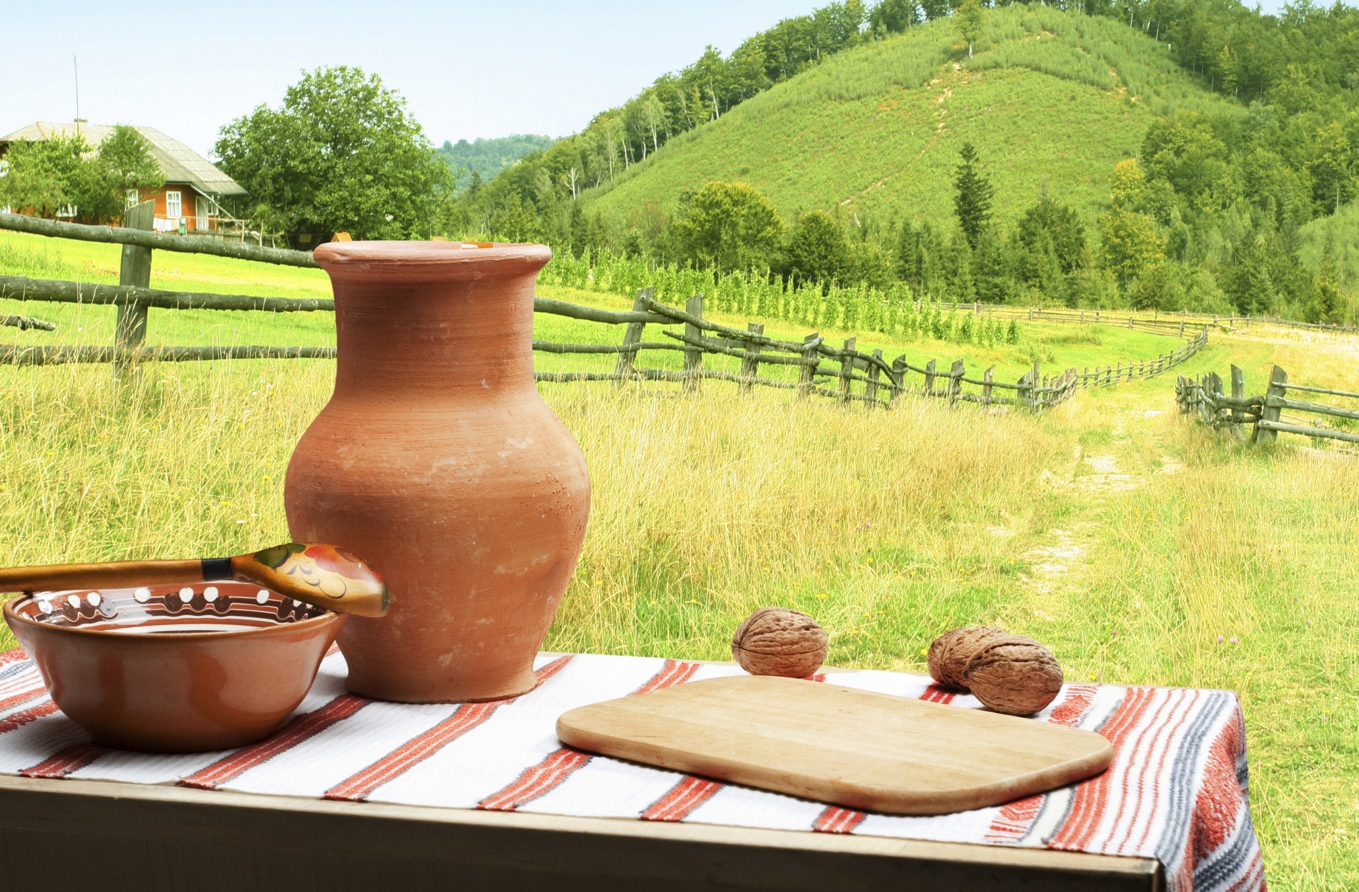 zaun hügel lodge gras straße landschaft löffel krug schild tisch haus