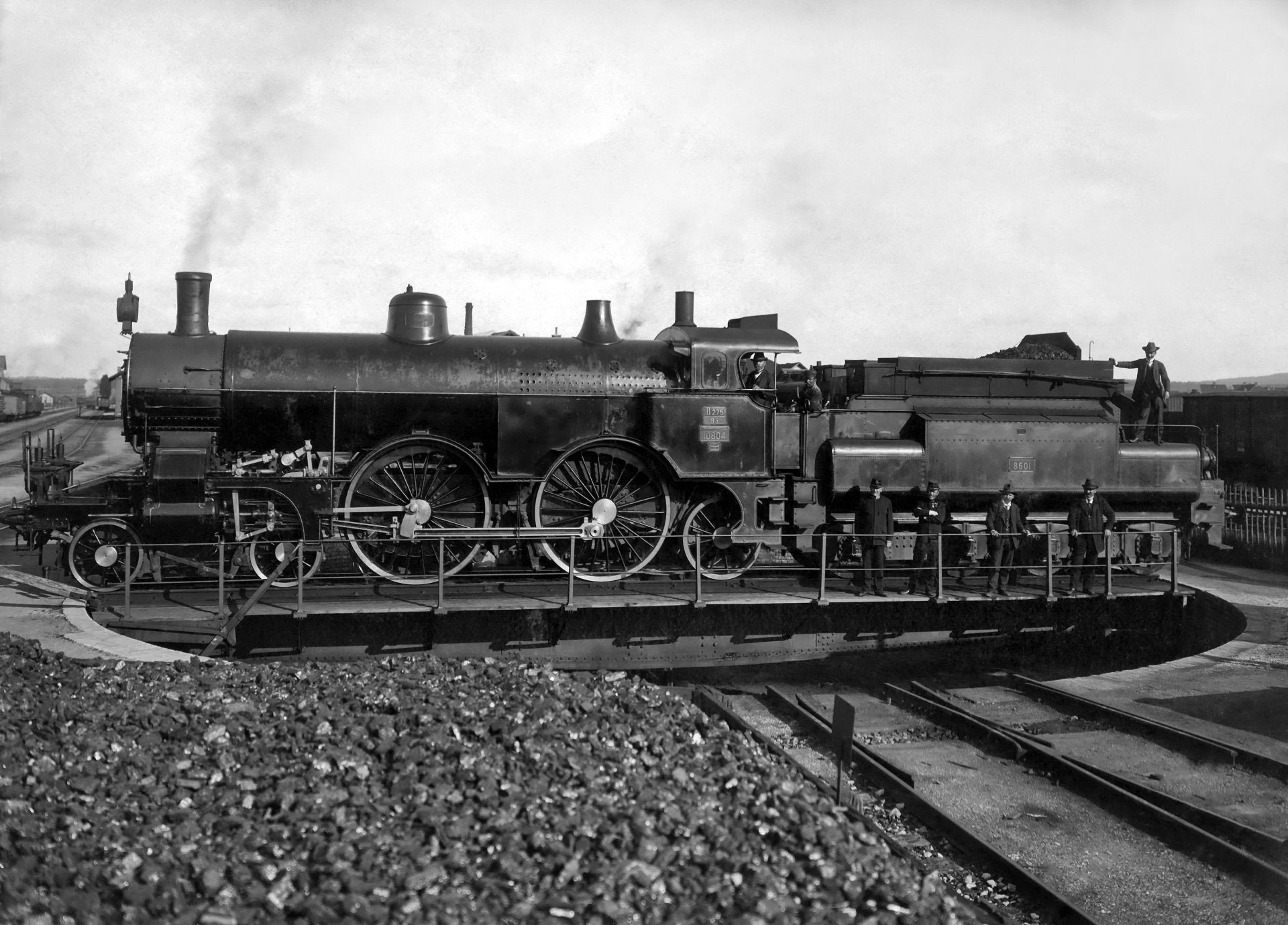 fotografía viejo locomotora de vapor carbón círculo giratorio trabajadores ferroviarios