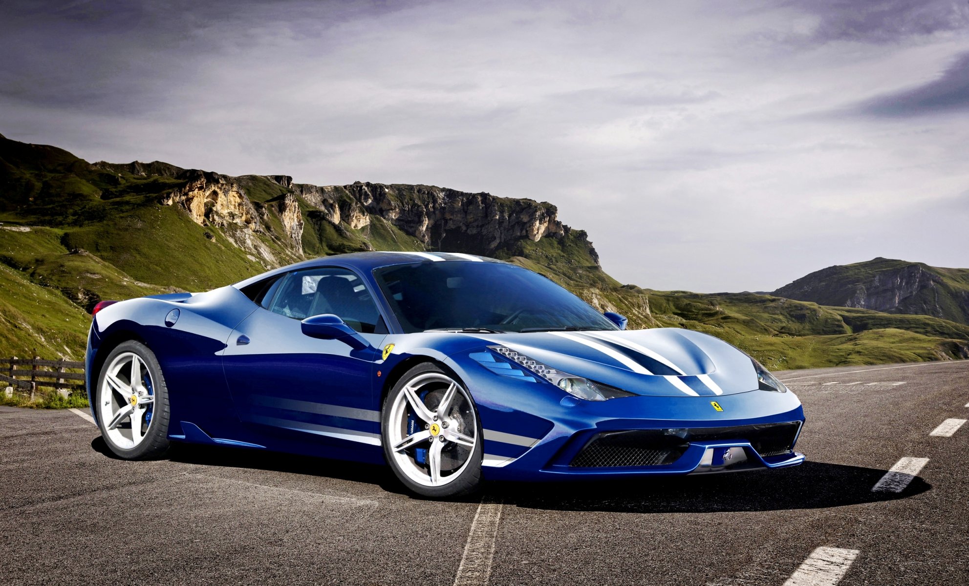 ferrari 458 speciale italia superdeportivo faros parachoques delantero alas en los umbrales amplia franja azul y blanca tuning aerodinámico vehículo eficiente