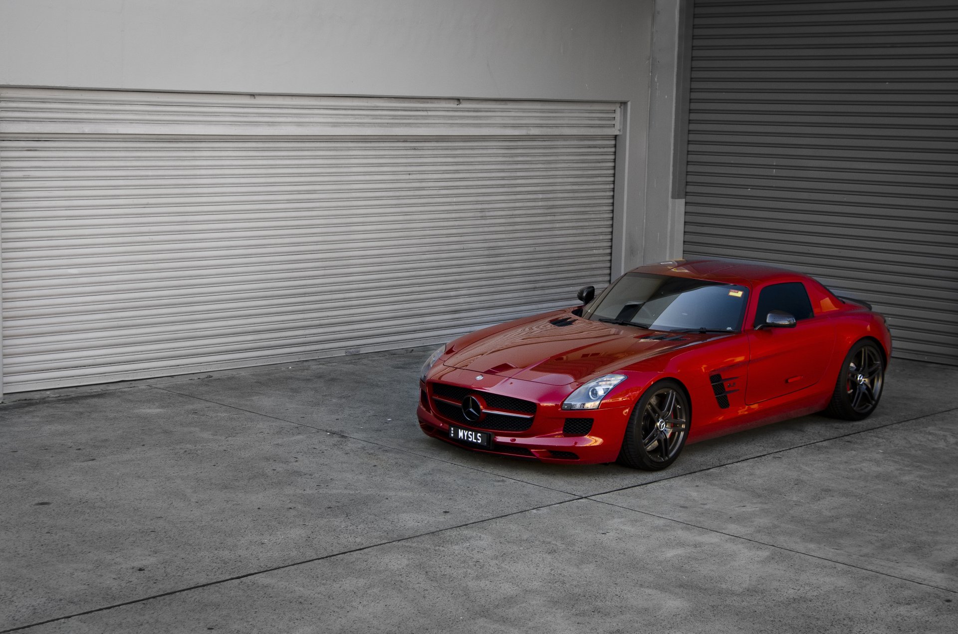 mercedes benz sls amg rojo mercedes benz sls amg rojo vista frontal reflexión teñido espejos negros