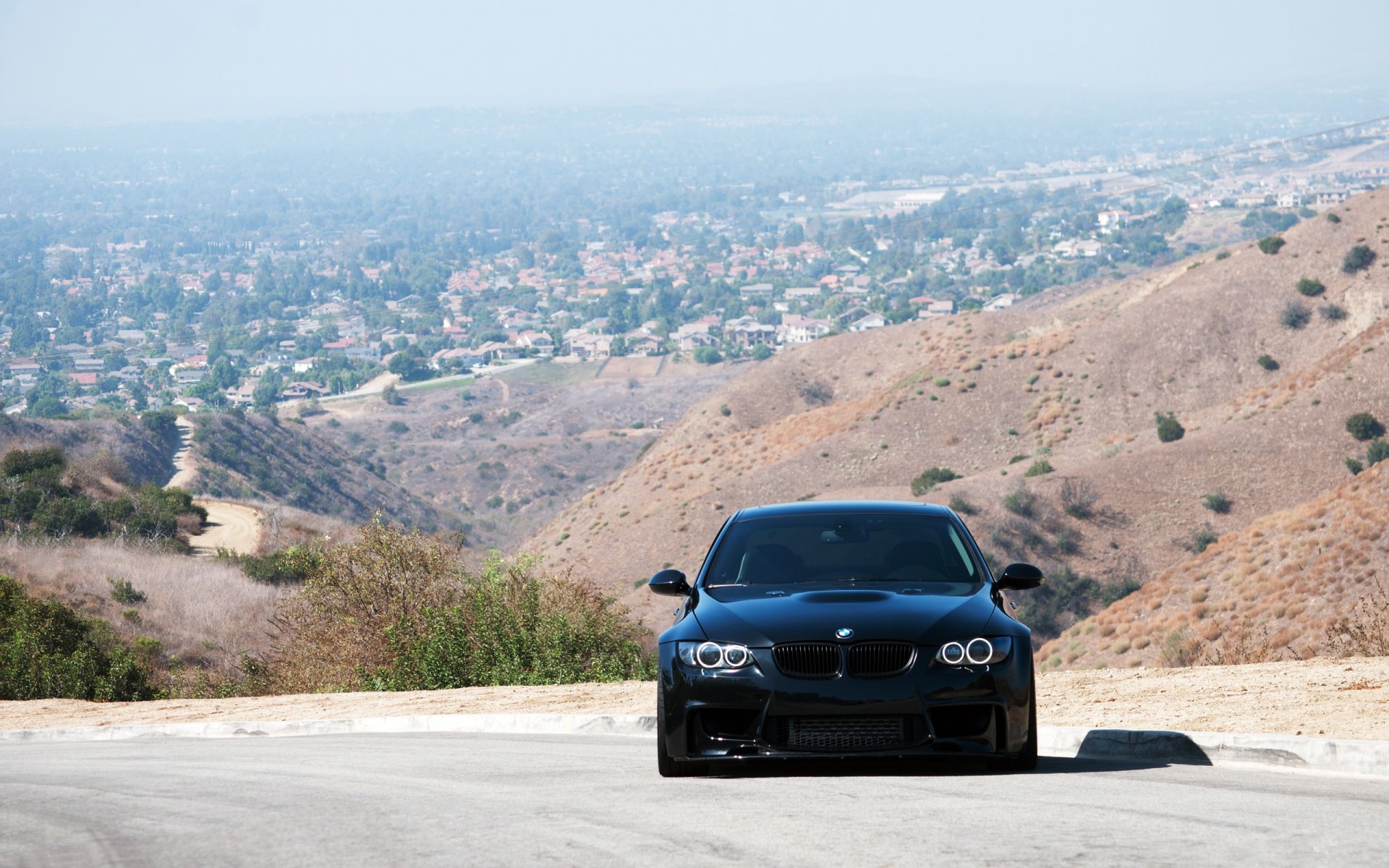 bmw 335i e92 noir bmw avant lumière du jour ombre route