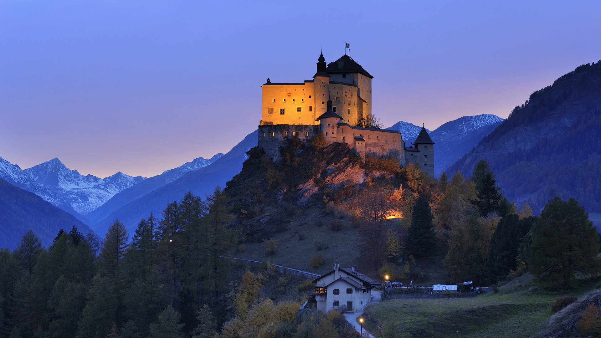 witzerland tarasp castle engadin zamek wieczór wzgórze