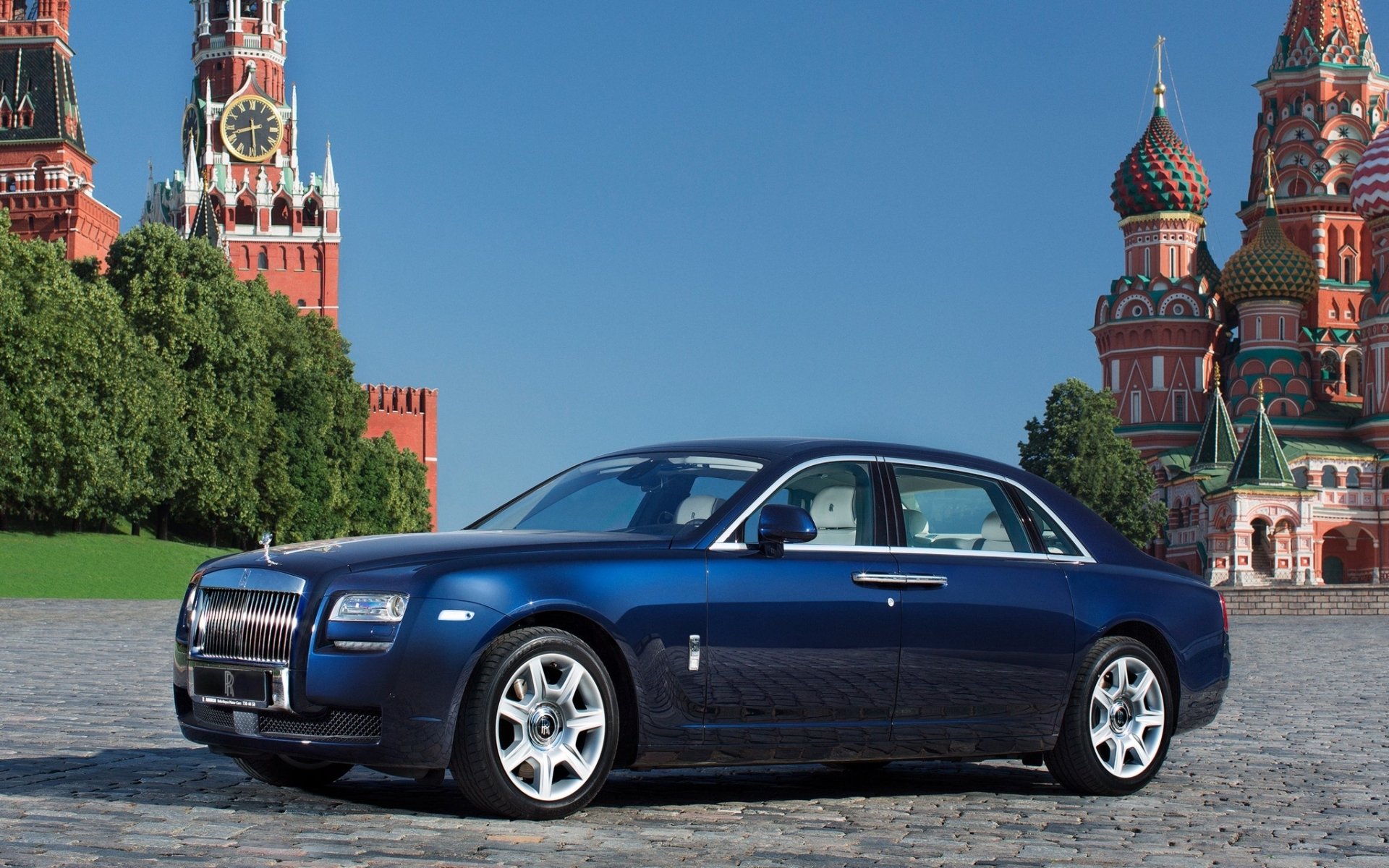 rolls-royce.ghost distancia entre ejes alargada rolls royce gost azul frente limusina plaza roja catedral de san basilio kremlin torre spasskaya cielo