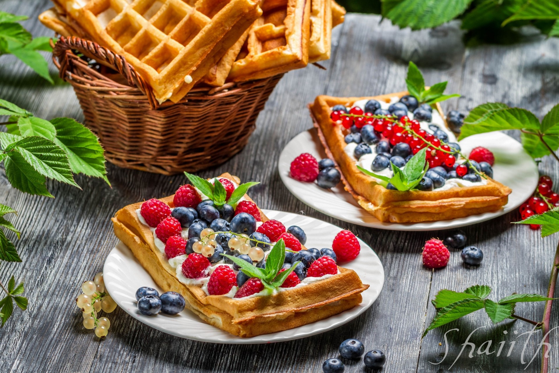 himbeeren johannisbeeren beeren dessert blaubeeren waffeln