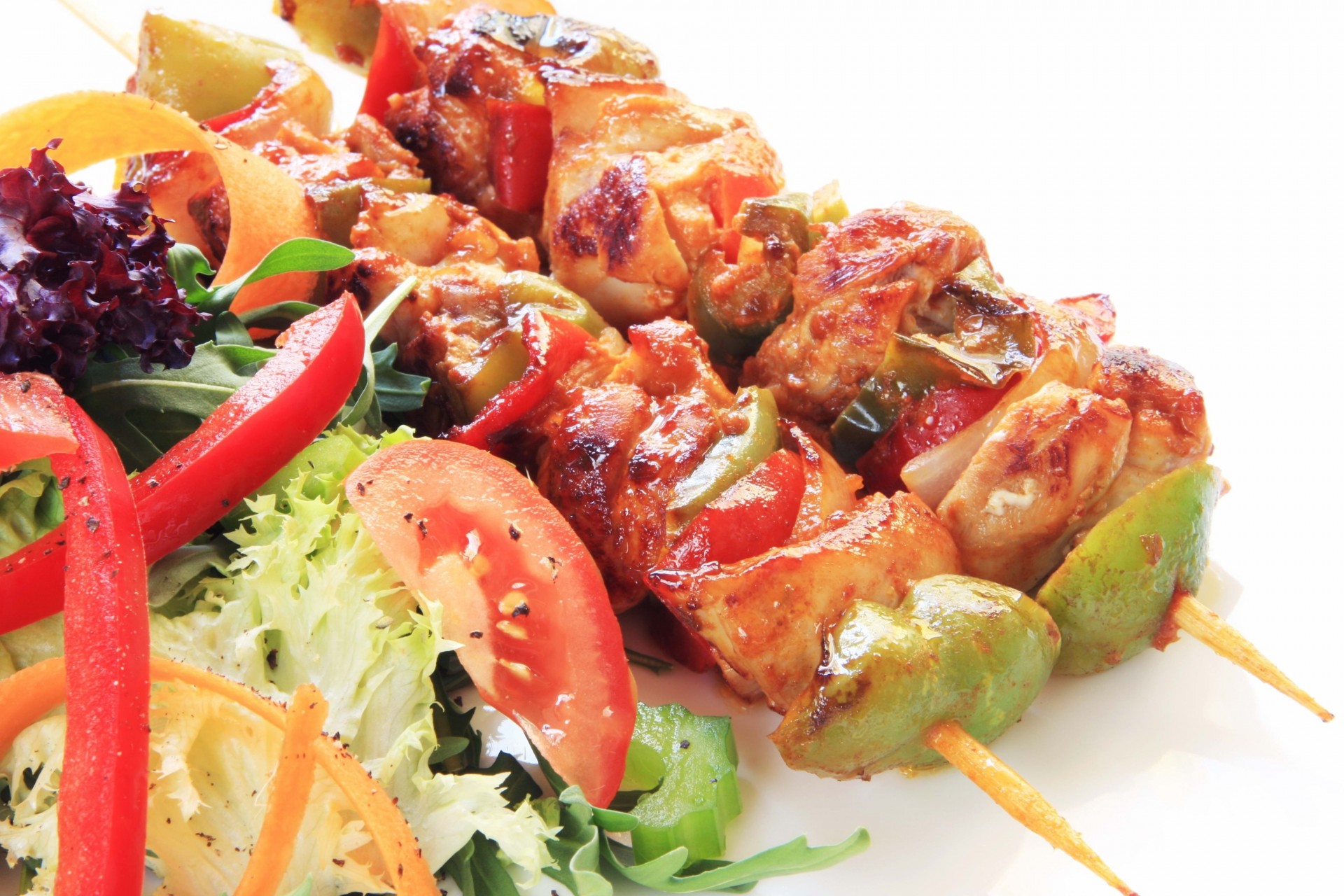 fond blanc salade brochettes