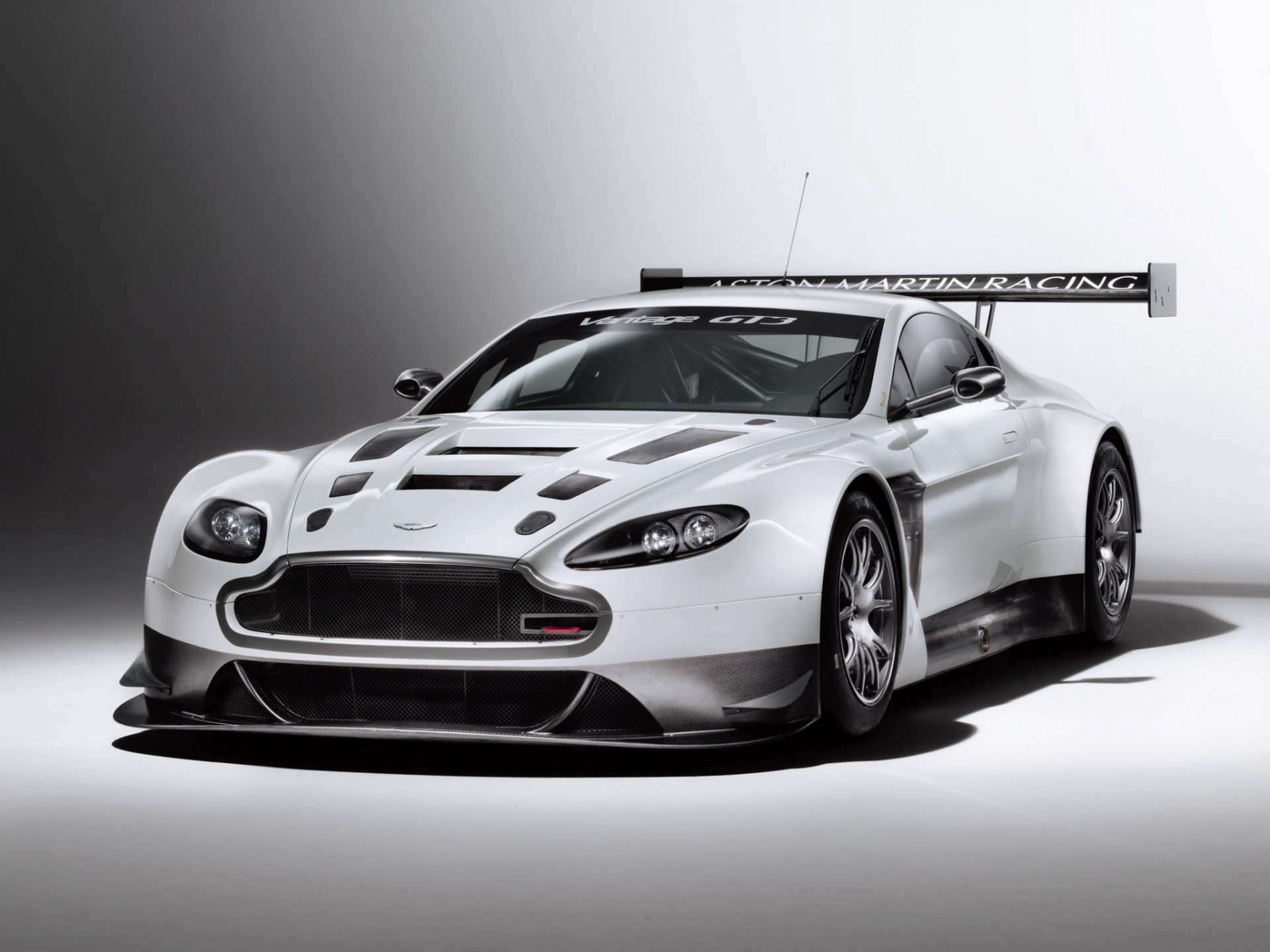 aston martin blanc tuning racing