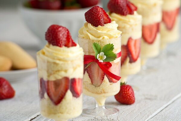 Dessert alla fragola in un bicchiere