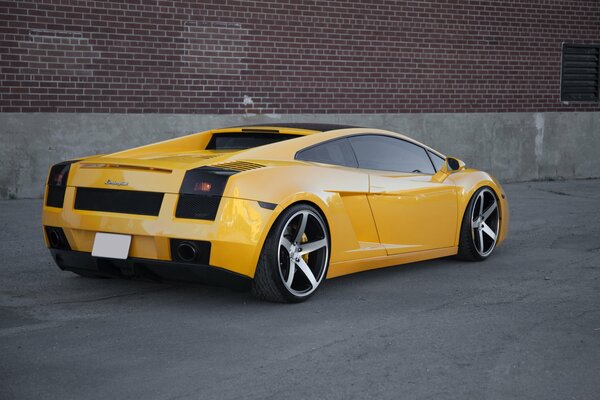 Brique rouge sur fond de Lamborghini jaune