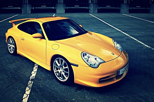 Porsche tuneado amarillo, vista desde arriba