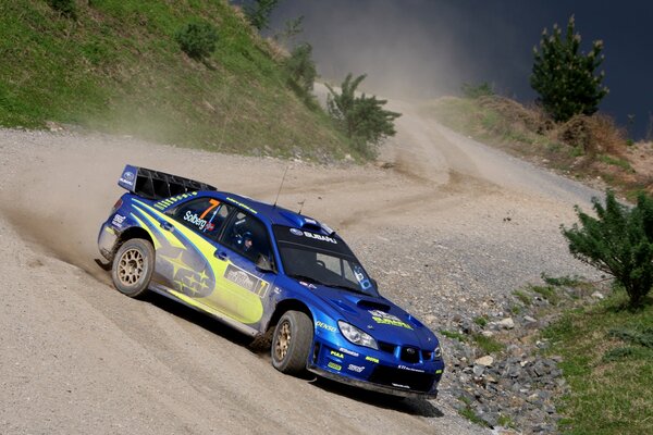 Un auto sportiva scende dalla montagna sulla sabbia con ghiaia