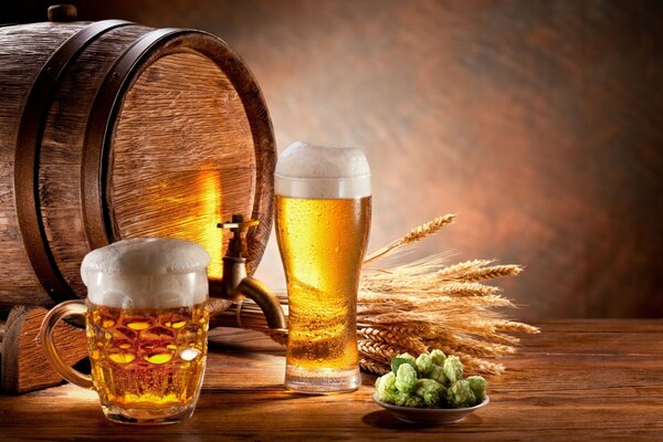 Barril de madera, lúpulo y tazas de cerveza