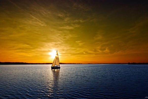 Eine schwerelose Yacht schwimmt bei Sonnenuntergang