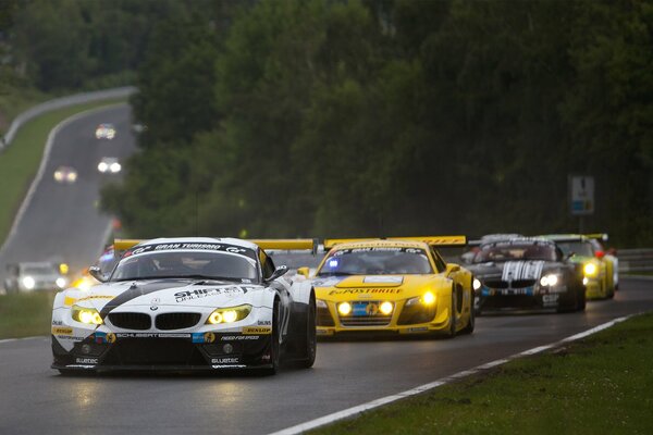 Voitures de course sur la piste en attendant le départ