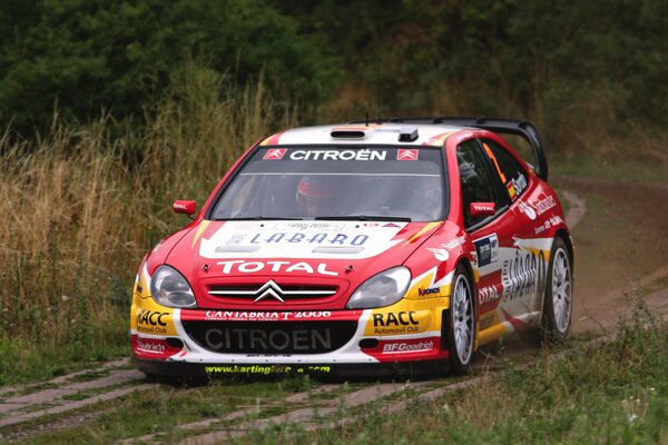 Ein Rallye-Citroen mit Werbung auf der Motorhaube und an den Seiten des Rennens