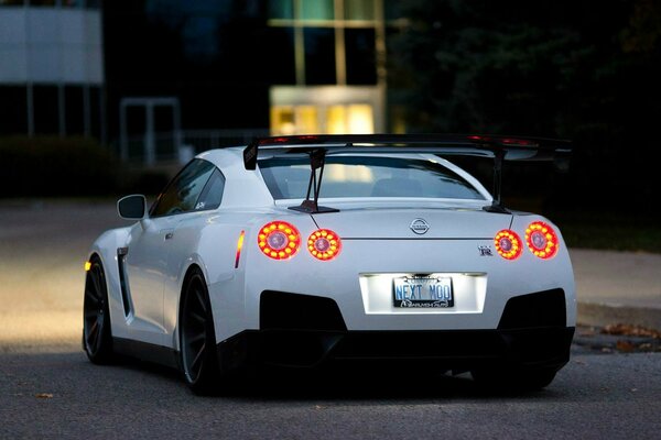 Bella vettura sportiva bianca nissan gtr r35