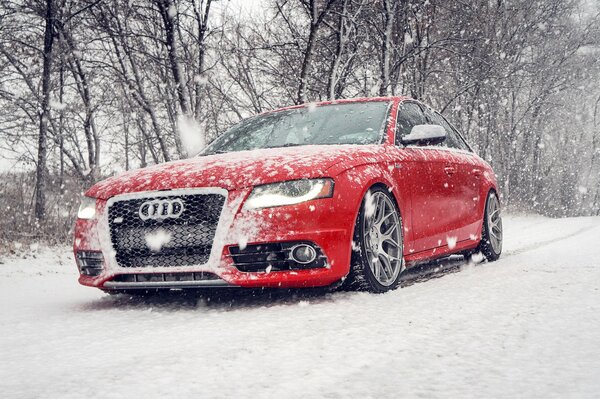 Un Audi rojo fresco en la carretera de invierno