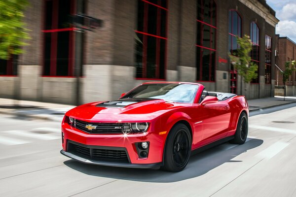 Piękny sportowy czerwony samochód Chevrolet Camaro