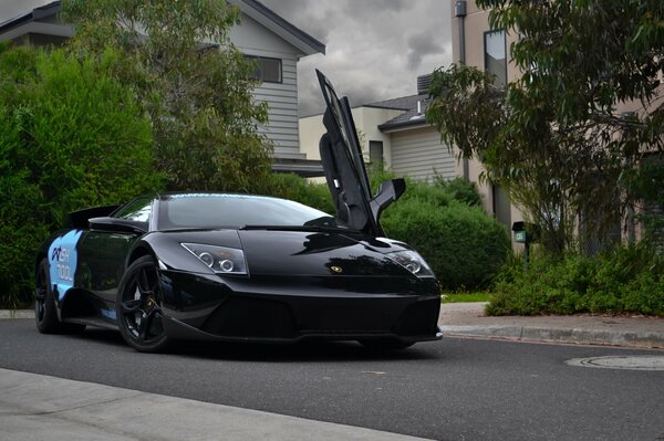 Czarne Lamborghini z otwartymi drzwiami
