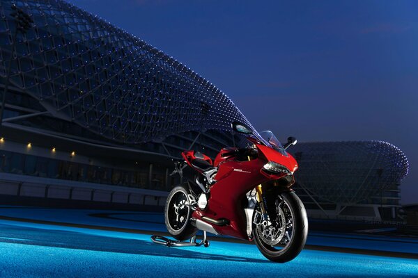 Sportbike Ducati rouge au stade de nuit
