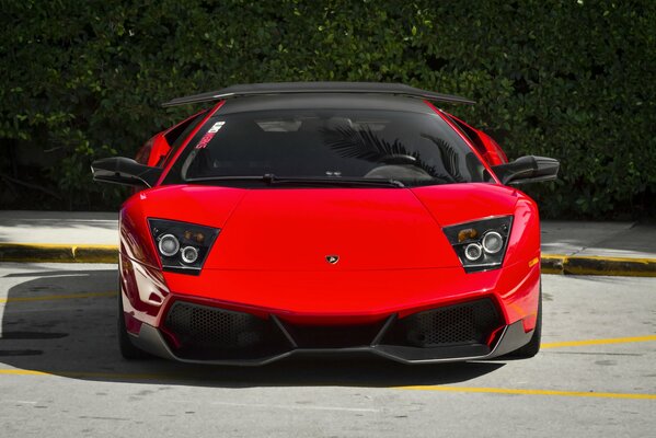 Lamborghini rojo en el estacionamiento